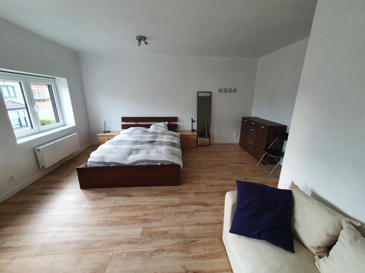 Private Room With Shared Spaces Ranst ภายนอก รูปภาพ